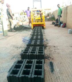 pondeuse a parpaing manuelle